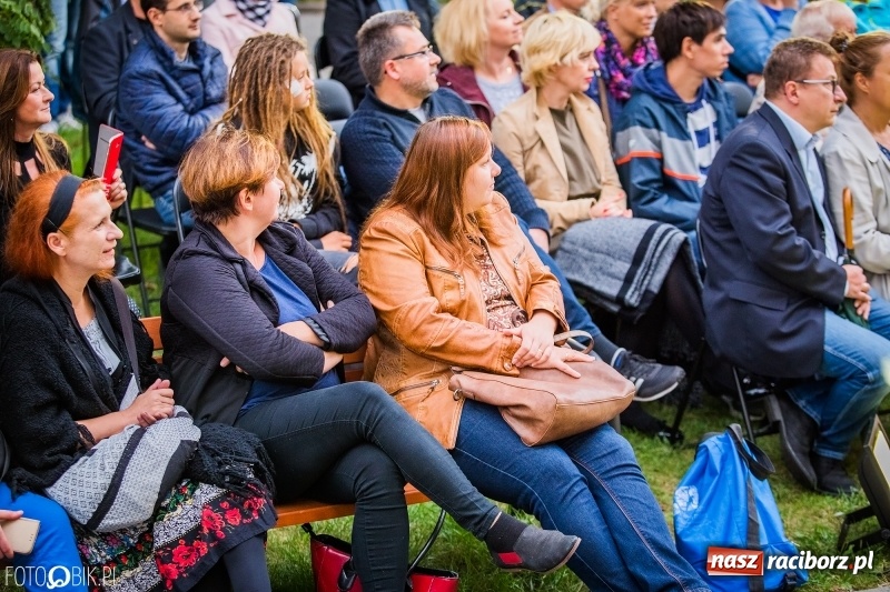 Zdjęcie w galerii na portalu naszraciborz.pl: Teatr Wodzisławskiej Ulicy wystąpił w ramach Narodowego Czytania wiadomości z regionu