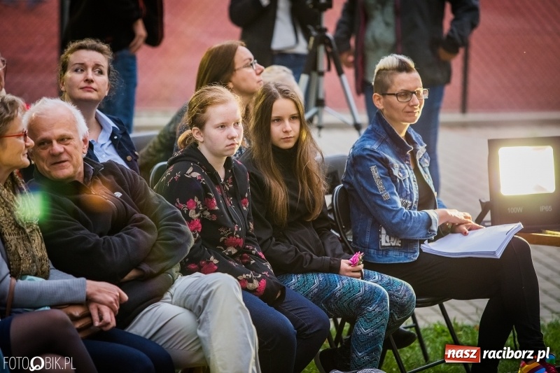 Zdjęcie w galerii na portalu naszraciborz.pl: Teatr Wodzisławskiej Ulicy wystąpił w ramach Narodowego Czytania wiadomości z regionu