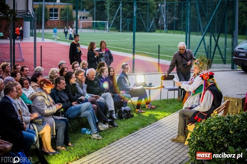 Zdjęcie w galerii na portalu naszraciborz.pl: Teatr Wodzisławskiej Ulicy wystąpił w ramach Narodowego Czytania wiadomości z regionu