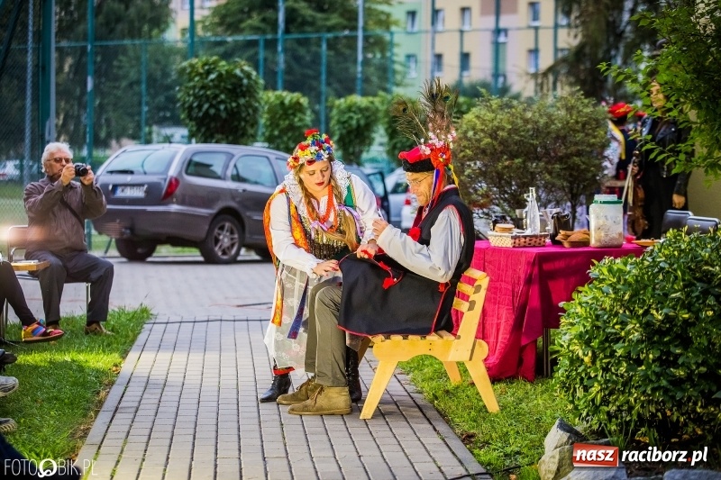 Zdjęcie w galerii na portalu naszraciborz.pl: Teatr Wodzisławskiej Ulicy wystąpił w ramach Narodowego Czytania wiadomości z regionu