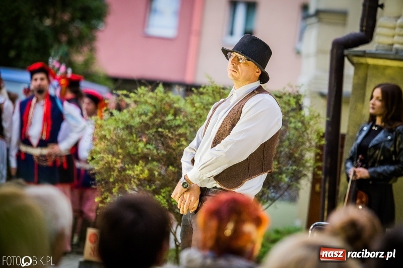 Zdjęcie w galerii na portalu naszraciborz.pl: Teatr Wodzisławskiej Ulicy wystąpił w ramach Narodowego Czytania wiadomości z regionu