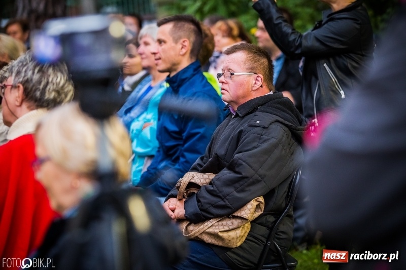 Zdjęcie w galerii na portalu naszraciborz.pl: Teatr Wodzisławskiej Ulicy wystąpił w ramach Narodowego Czytania wiadomości z regionu