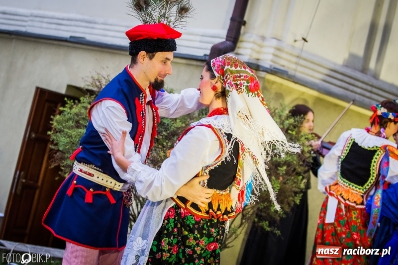 Zdjęcie w galerii na portalu naszraciborz.pl: Teatr Wodzisławskiej Ulicy wystąpił w ramach Narodowego Czytania wiadomości z regionu