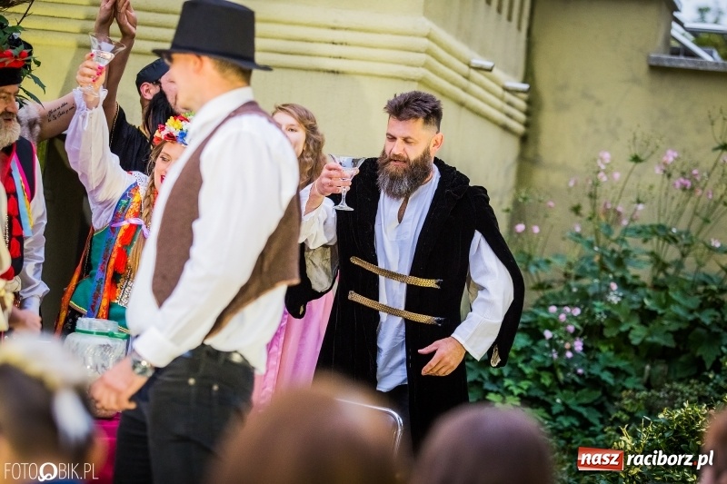 Zdjęcie w galerii na portalu naszraciborz.pl: Teatr Wodzisławskiej Ulicy wystąpił w ramach Narodowego Czytania wiadomości z regionu