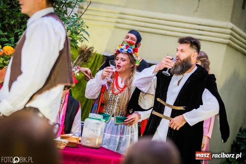 Zdjęcie w galerii na portalu naszraciborz.pl: Teatr Wodzisławskiej Ulicy wystąpił w ramach Narodowego Czytania wiadomości z regionu