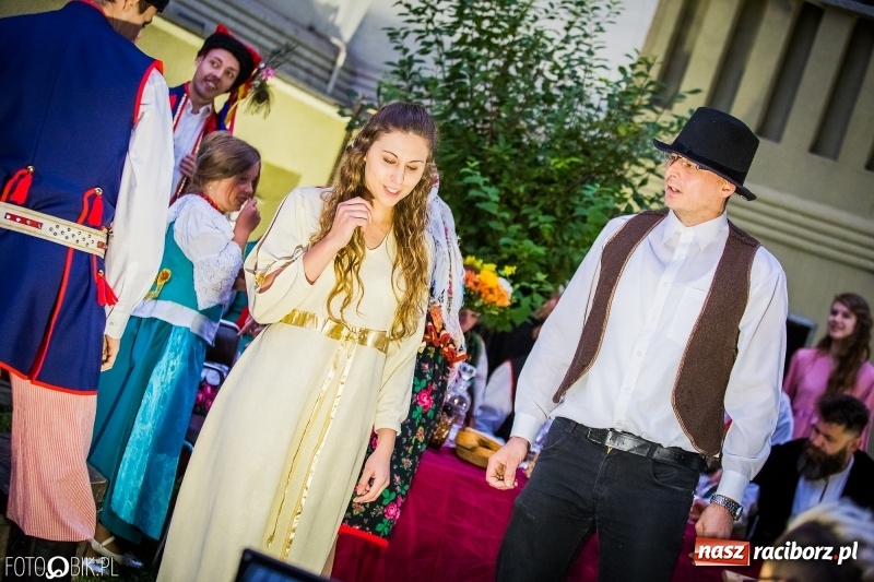 Zdjęcie w galerii na portalu naszraciborz.pl: Teatr Wodzisławskiej Ulicy wystąpił w ramach Narodowego Czytania wiadomości z regionu