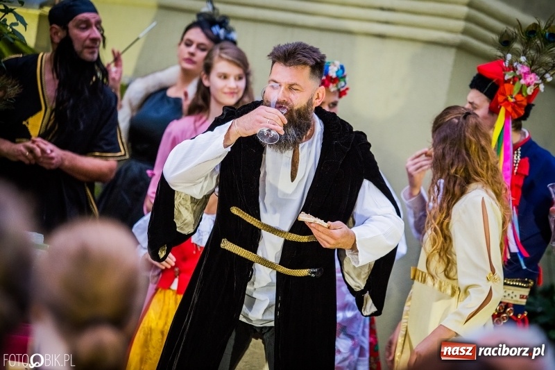 Zdjęcie w galerii na portalu naszraciborz.pl: Teatr Wodzisławskiej Ulicy wystąpił w ramach Narodowego Czytania wiadomości z regionu