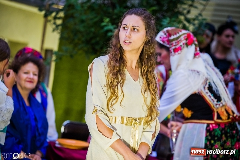 Zdjęcie w galerii na portalu naszraciborz.pl: Teatr Wodzisławskiej Ulicy wystąpił w ramach Narodowego Czytania wiadomości z regionu