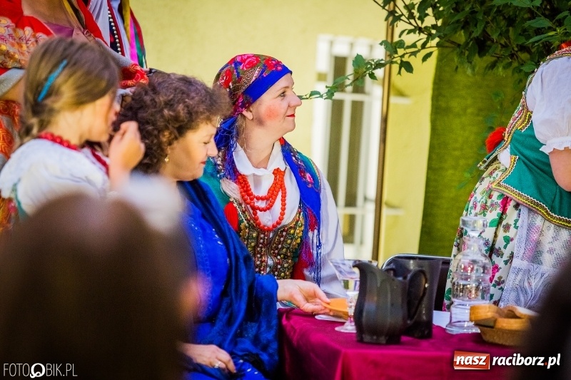 Zdjęcie w galerii na portalu naszraciborz.pl: Teatr Wodzisławskiej Ulicy wystąpił w ramach Narodowego Czytania wiadomości z regionu