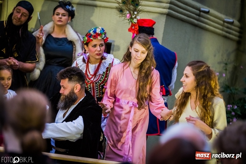 Zdjęcie w galerii na portalu naszraciborz.pl: Teatr Wodzisławskiej Ulicy wystąpił w ramach Narodowego Czytania wiadomości z regionu