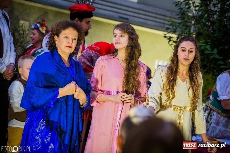 Zdjęcie w galerii na portalu naszraciborz.pl: Teatr Wodzisławskiej Ulicy wystąpił w ramach Narodowego Czytania wiadomości z regionu