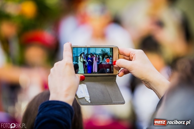 Zdjęcie w galerii na portalu naszraciborz.pl: Teatr Wodzisławskiej Ulicy wystąpił w ramach Narodowego Czytania wiadomości z regionu