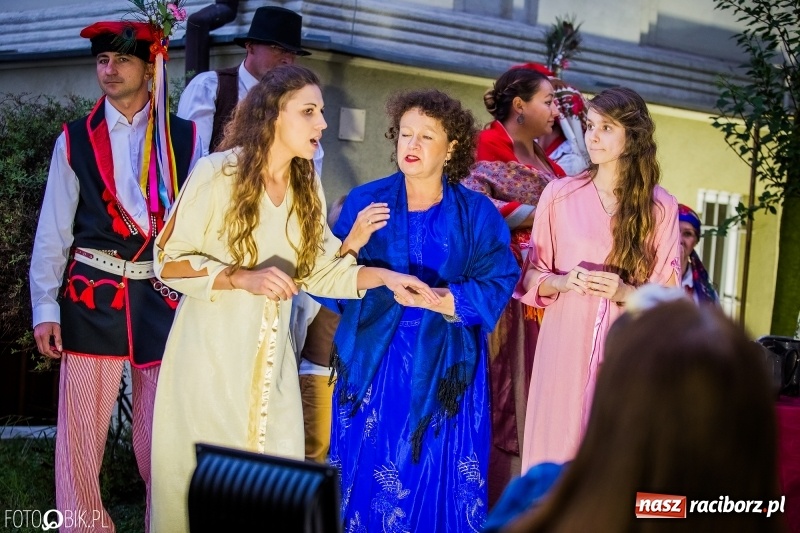 Zdjęcie w galerii na portalu naszraciborz.pl: Teatr Wodzisławskiej Ulicy wystąpił w ramach Narodowego Czytania wiadomości z regionu