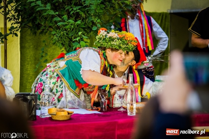 Zdjęcie w galerii na portalu naszraciborz.pl: Teatr Wodzisławskiej Ulicy wystąpił w ramach Narodowego Czytania wiadomości z regionu