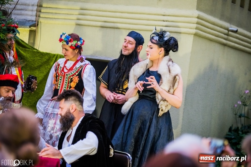 Zdjęcie w galerii na portalu naszraciborz.pl: Teatr Wodzisławskiej Ulicy wystąpił w ramach Narodowego Czytania wiadomości z regionu