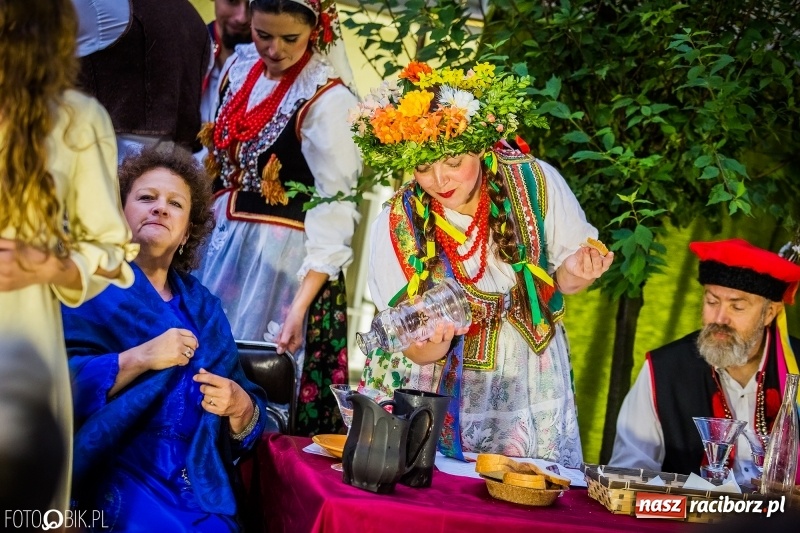Zdjęcie w galerii na portalu naszraciborz.pl: Teatr Wodzisławskiej Ulicy wystąpił w ramach Narodowego Czytania wiadomości z regionu