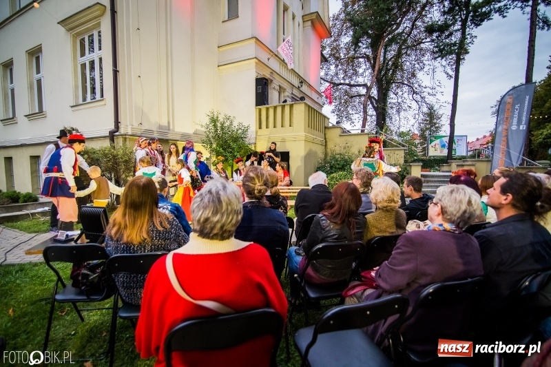 Zdjęcie w galerii na portalu naszraciborz.pl: Teatr Wodzisławskiej Ulicy wystąpił w ramach Narodowego Czytania wiadomości z regionu