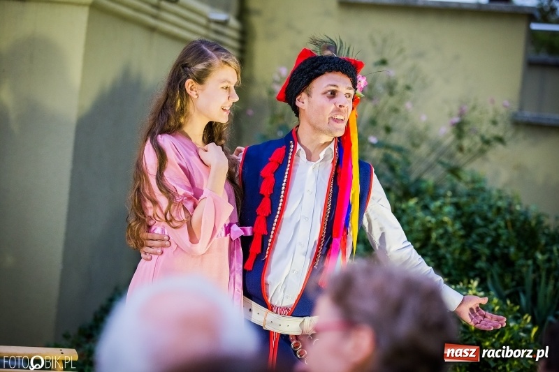 Zdjęcie w galerii na portalu naszraciborz.pl: Teatr Wodzisławskiej Ulicy wystąpił w ramach Narodowego Czytania wiadomości z regionu