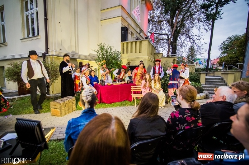 Zdjęcie w galerii na portalu naszraciborz.pl: Teatr Wodzisławskiej Ulicy wystąpił w ramach Narodowego Czytania wiadomości z regionu