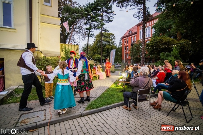 Zdjęcie w galerii na portalu naszraciborz.pl: Teatr Wodzisławskiej Ulicy wystąpił w ramach Narodowego Czytania wiadomości z regionu