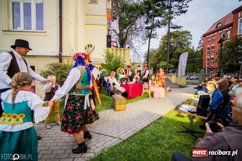 Zdjęcie w galerii na portalu naszraciborz.pl: Teatr Wodzisławskiej Ulicy wystąpił w ramach Narodowego Czytania wiadomości z regionu