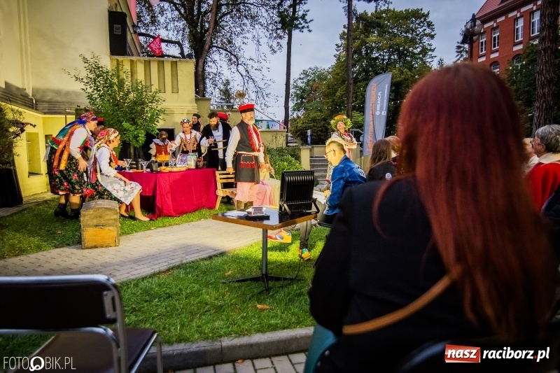 Zdjęcie w galerii na portalu naszraciborz.pl: Teatr Wodzisławskiej Ulicy wystąpił w ramach Narodowego Czytania wiadomości z regionu