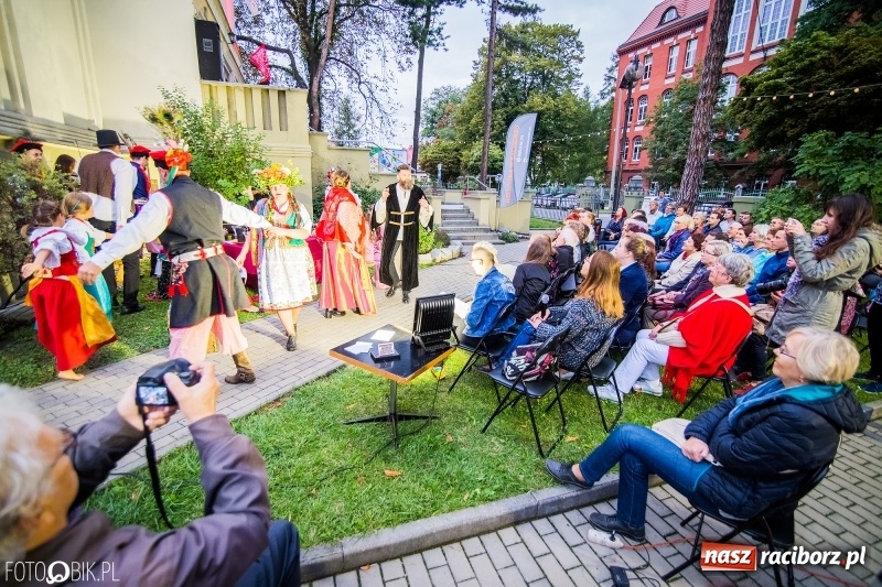 Zdjęcie w galerii na portalu naszraciborz.pl: Teatr Wodzisławskiej Ulicy wystąpił w ramach Narodowego Czytania wiadomości z regionu