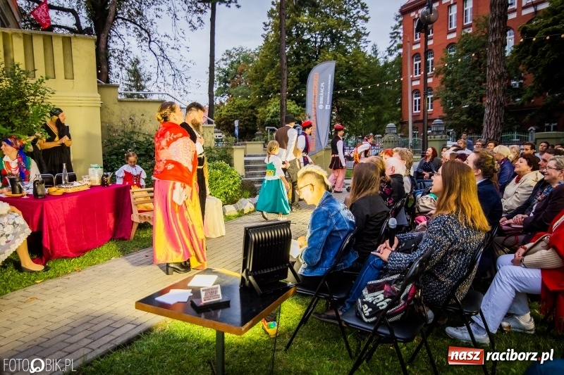 Zdjęcie w galerii na portalu naszraciborz.pl: Teatr Wodzisławskiej Ulicy wystąpił w ramach Narodowego Czytania wiadomości z regionu