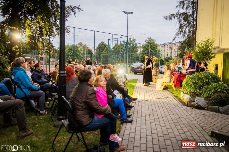 Zdjęcie w galerii na portalu naszraciborz.pl: Teatr Wodzisławskiej Ulicy wystąpił w ramach Narodowego Czytania wiadomości z regionu