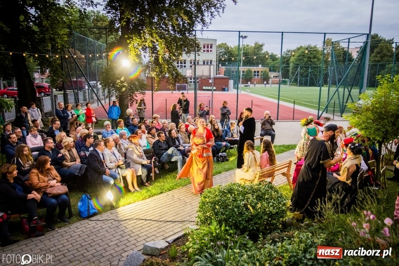 Zdjęcie w galerii na portalu naszraciborz.pl: Teatr Wodzisławskiej Ulicy wystąpił w ramach Narodowego Czytania wiadomości z regionu