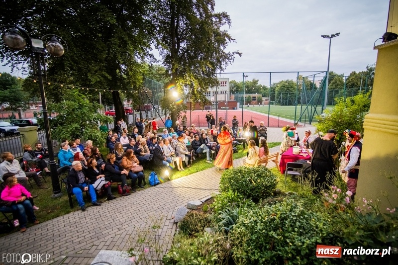 Zdjęcie w galerii na portalu naszraciborz.pl: Teatr Wodzisławskiej Ulicy wystąpił w ramach Narodowego Czytania wiadomości z regionu