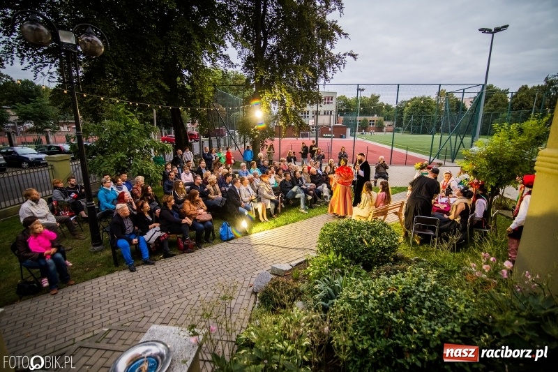 Zdjęcie w galerii na portalu naszraciborz.pl: Teatr Wodzisławskiej Ulicy wystąpił w ramach Narodowego Czytania wiadomości z regionu