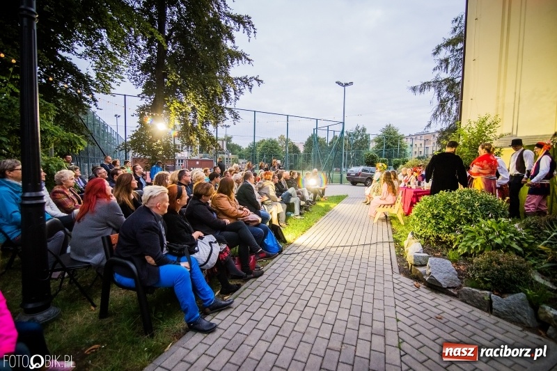 Zdjęcie w galerii na portalu naszraciborz.pl: Teatr Wodzisławskiej Ulicy wystąpił w ramach Narodowego Czytania wiadomości z regionu