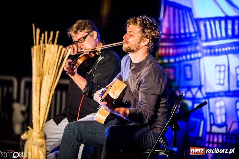 Zdjęcie w galerii na portalu naszraciborz.pl: Swing Pigs & Madalena João wystąpili na pożegnanie lata wiadomości z regionu