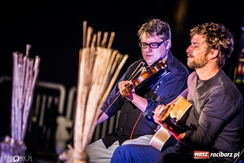Zdjęcie w galerii na portalu naszraciborz.pl: Swing Pigs & Madalena João wystąpili na pożegnanie lata wiadomości z regionu