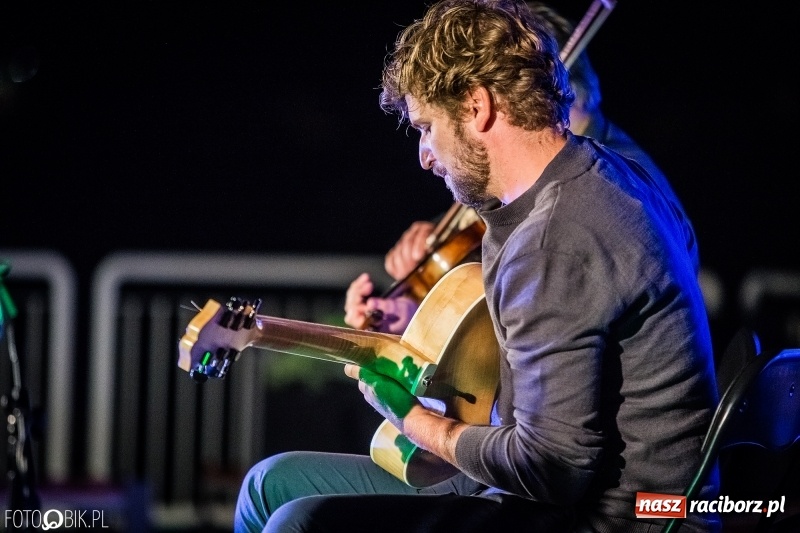 Zdjęcie w galerii na portalu naszraciborz.pl: Swing Pigs & Madalena João wystąpili na pożegnanie lata wiadomości z regionu