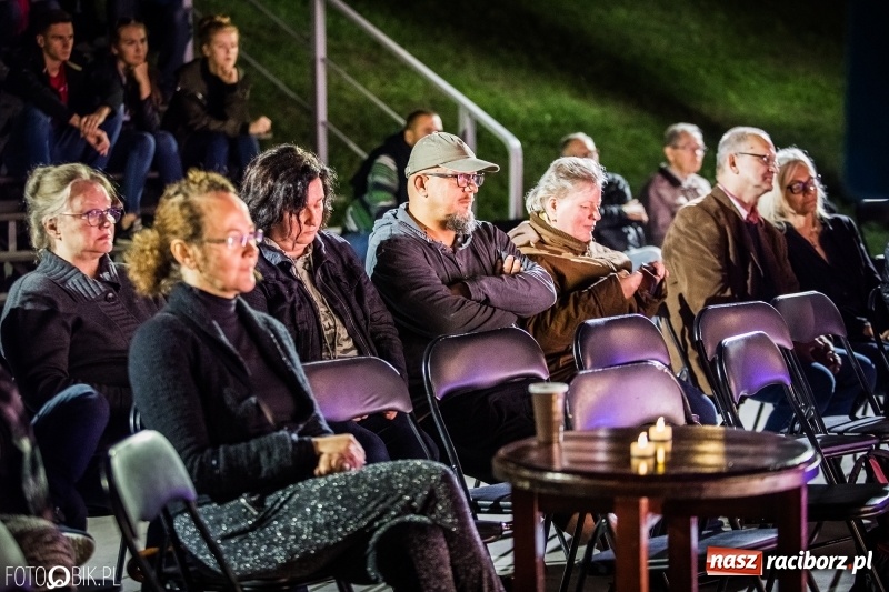 Zdjęcie w galerii na portalu naszraciborz.pl: Swing Pigs & Madalena João wystąpili na pożegnanie lata wiadomości z regionu