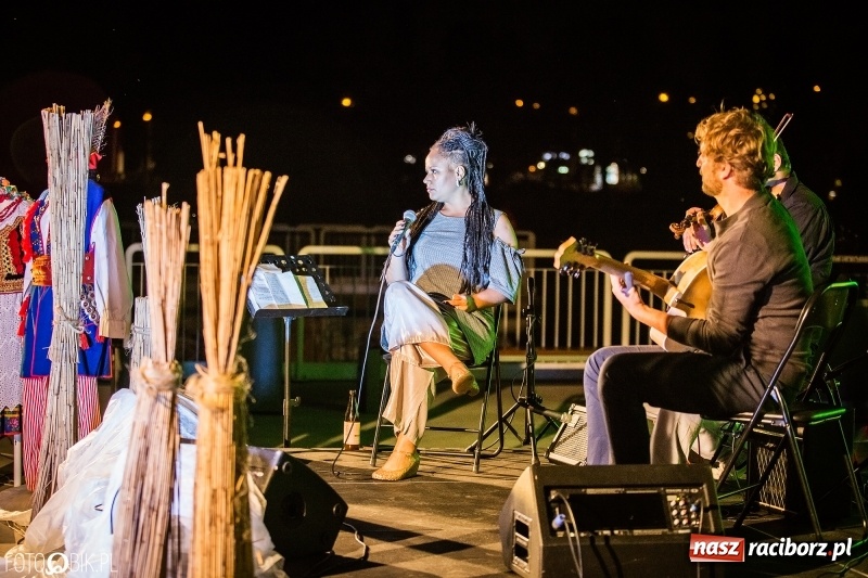 Zdjęcie w galerii na portalu naszraciborz.pl: Swing Pigs & Madalena João wystąpili na pożegnanie lata wiadomości z regionu