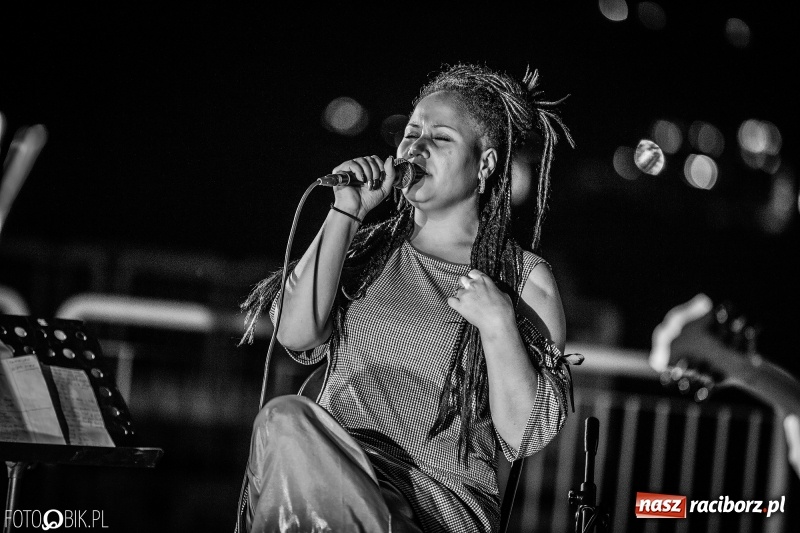 Zdjęcie w galerii na portalu naszraciborz.pl: Swing Pigs & Madalena João wystąpili na pożegnanie lata wiadomości z regionu