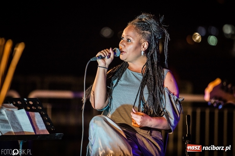 Zdjęcie w galerii na portalu naszraciborz.pl: Swing Pigs & Madalena João wystąpili na pożegnanie lata wiadomości z regionu