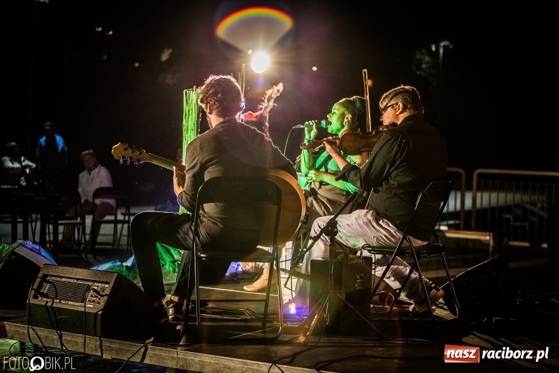 Zdjęcie w galerii na portalu naszraciborz.pl: Swing Pigs & Madalena João wystąpili na pożegnanie lata wiadomości z regionu