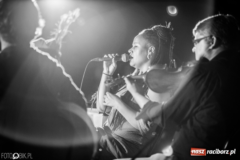 Zdjęcie w galerii na portalu naszraciborz.pl: Swing Pigs & Madalena João wystąpili na pożegnanie lata wiadomości z regionu