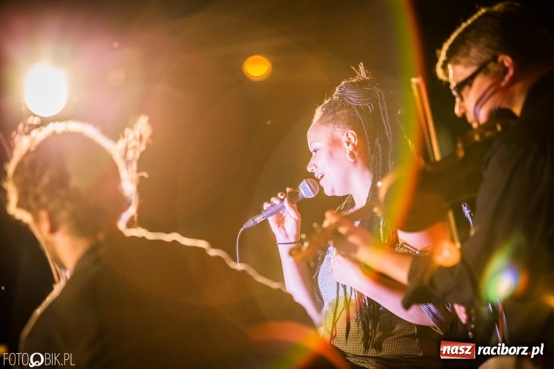 Zdjęcie w galerii na portalu naszraciborz.pl: Swing Pigs & Madalena João wystąpili na pożegnanie lata wiadomości z regionu