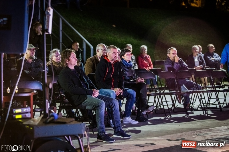 Zdjęcie w galerii na portalu naszraciborz.pl: Swing Pigs & Madalena João wystąpili na pożegnanie lata wiadomości z regionu
