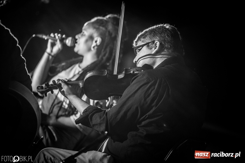 Zdjęcie w galerii na portalu naszraciborz.pl: Swing Pigs & Madalena João wystąpili na pożegnanie lata wiadomości z regionu