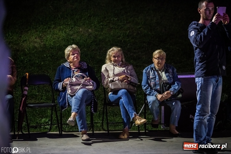 Zdjęcie w galerii na portalu naszraciborz.pl: Swing Pigs & Madalena João wystąpili na pożegnanie lata wiadomości z regionu