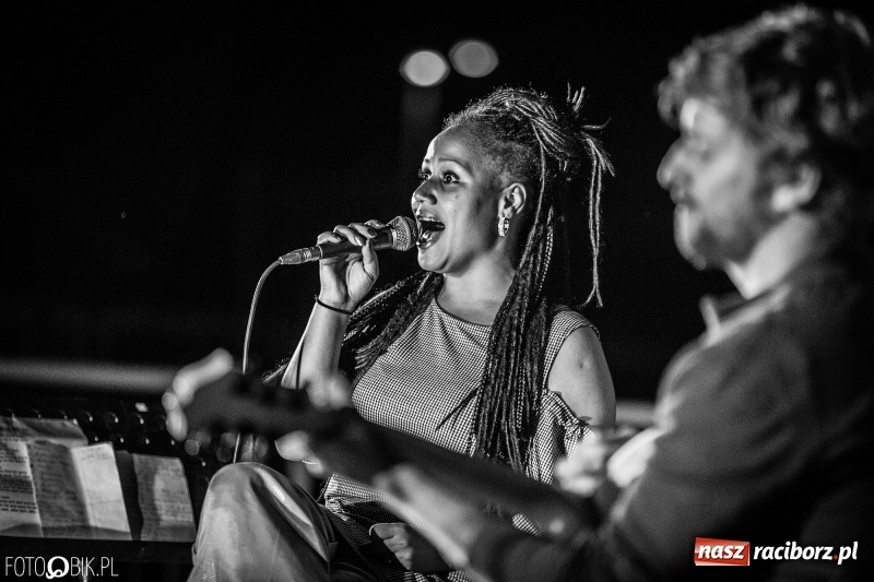 Zdjęcie w galerii na portalu naszraciborz.pl: Swing Pigs & Madalena João wystąpili na pożegnanie lata wiadomości z regionu