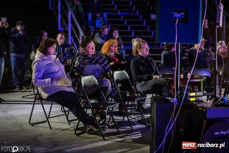 Zdjęcie w galerii na portalu naszraciborz.pl: Swing Pigs & Madalena João wystąpili na pożegnanie lata wiadomości z regionu