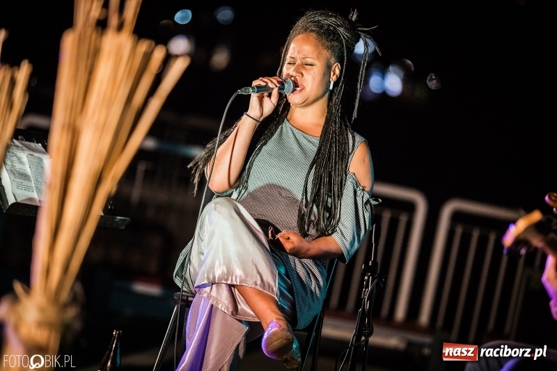 Zdjęcie w galerii na portalu naszraciborz.pl: Swing Pigs & Madalena João wystąpili na pożegnanie lata wiadomości z regionu