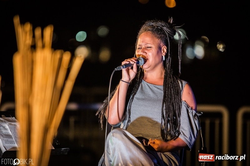 Zdjęcie w galerii na portalu naszraciborz.pl: Swing Pigs & Madalena João wystąpili na pożegnanie lata wiadomości z regionu
